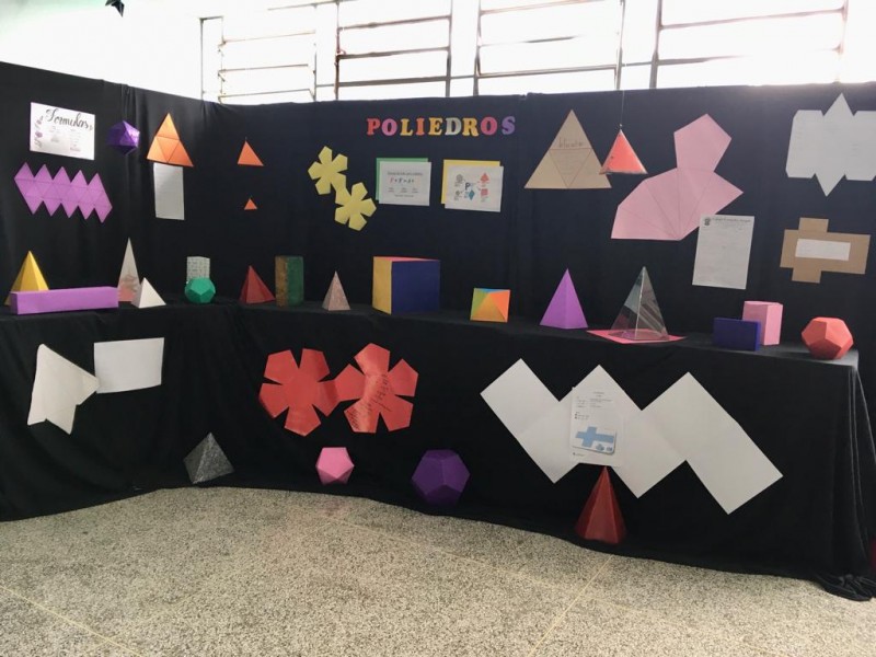 Poliedros no Ensino Médio